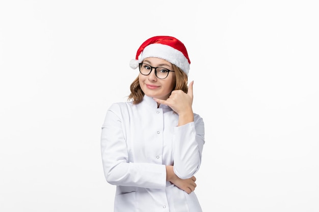 Cerca de joven mujer bonita con sombrero de Navidad aislado