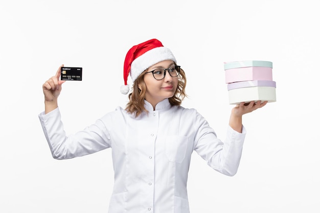 Cerca de joven mujer bonita con sombrero de Navidad aislado