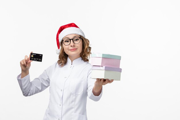 Cerca de joven mujer bonita con sombrero de Navidad aislado