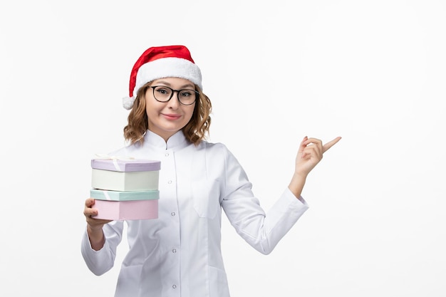 Cerca de joven mujer bonita con sombrero de Navidad aislado