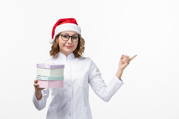 Cerca de joven mujer bonita con sombrero de Navidad aislado