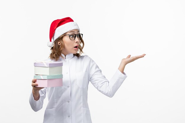 Cerca de joven mujer bonita con sombrero de Navidad aislado