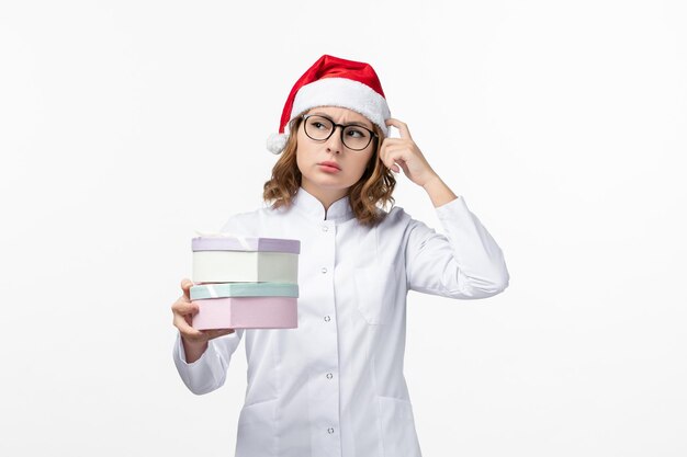 Cerca de joven mujer bonita con sombrero de Navidad aislado