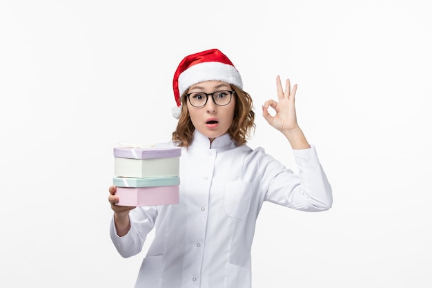 Cerca de joven mujer bonita con sombrero de Navidad aislado