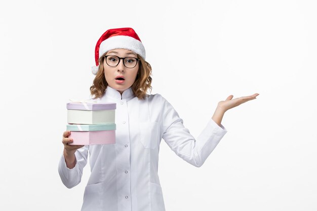 Cerca de joven mujer bonita con sombrero de Navidad aislado