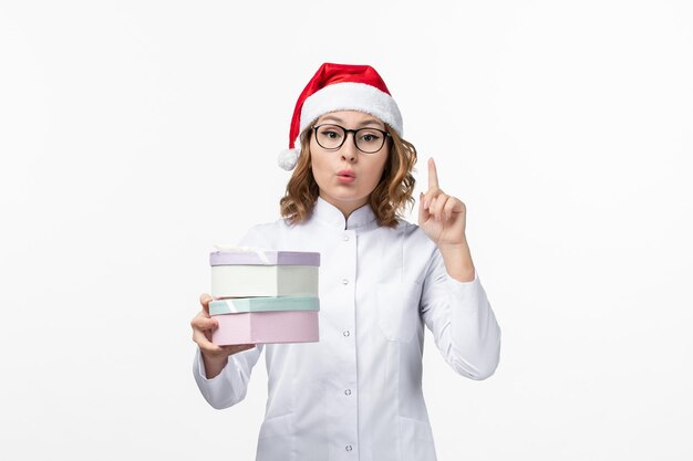 Cerca de joven mujer bonita con sombrero de Navidad aislado