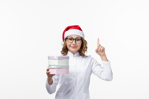 Cerca de joven mujer bonita con sombrero de Navidad aislado