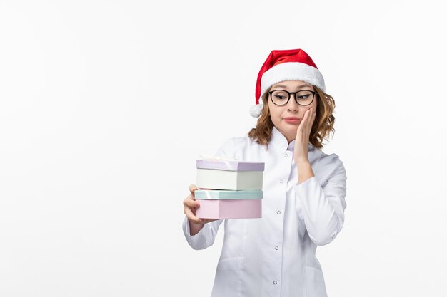 Cerca de joven mujer bonita con sombrero de Navidad aislado