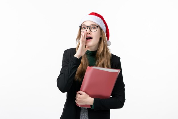 Cerca de joven mujer bonita con sombrero de Navidad aislado