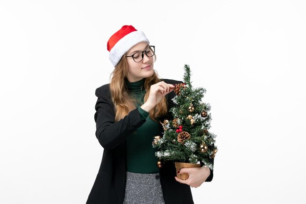 Cerca de joven mujer bonita con sombrero de Navidad aislado