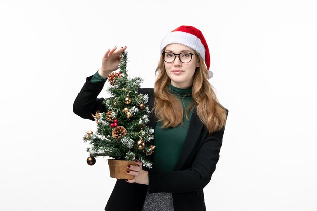 Cerca de joven mujer bonita con sombrero de Navidad aislado