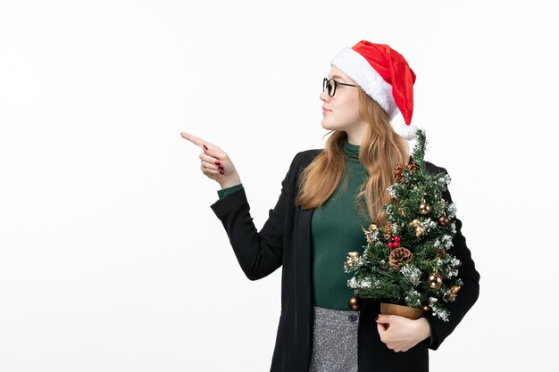 Cerca de joven mujer bonita con sombrero de Navidad aislado