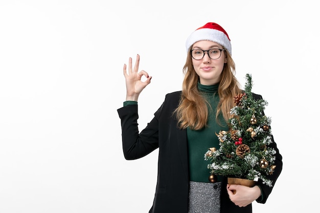 Cerca de joven mujer bonita con sombrero de Navidad aislado