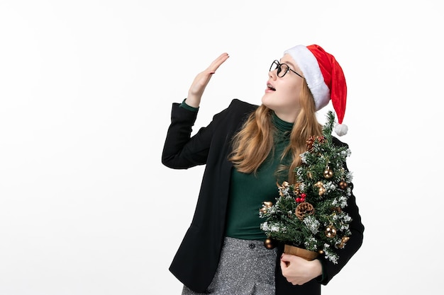 Cerca de joven mujer bonita con sombrero de Navidad aislado