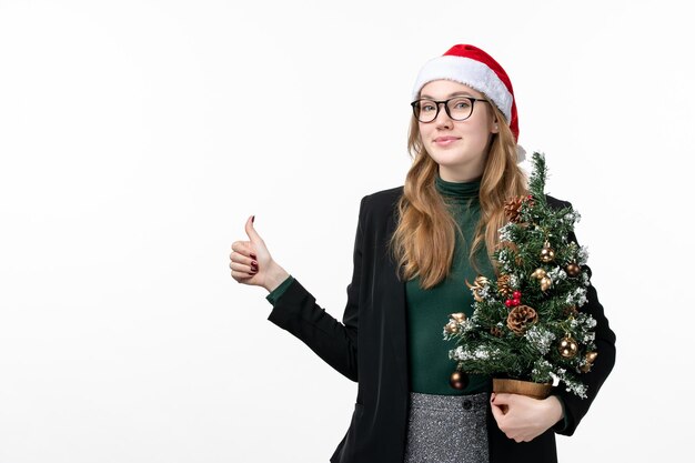 Cerca de joven mujer bonita con sombrero de Navidad aislado