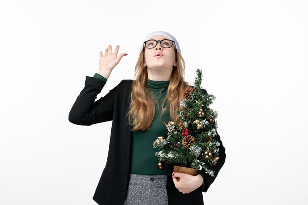 Cerca de joven mujer bonita con sombrero de Navidad aislado