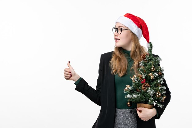 Cerca de joven mujer bonita con sombrero de Navidad aislado