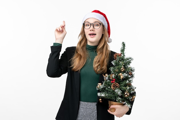 Cerca de joven mujer bonita con sombrero de Navidad aislado