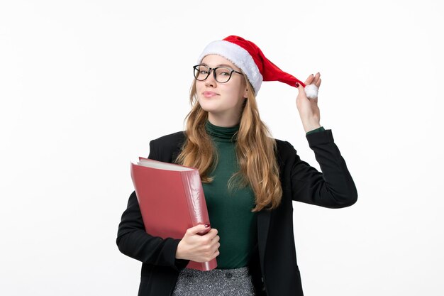 Cerca de joven mujer bonita con sombrero de Navidad aislado