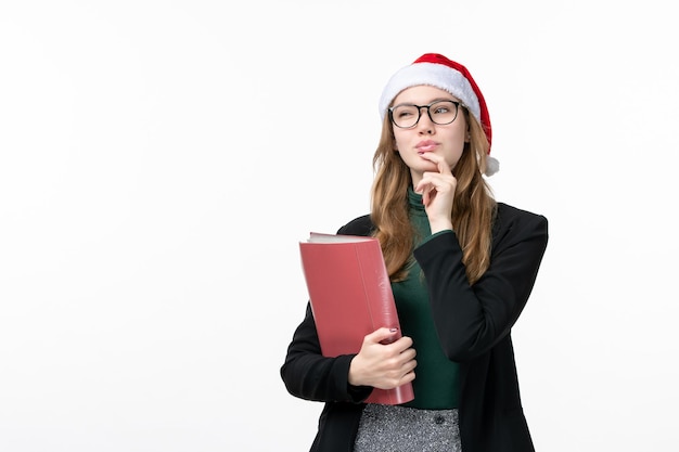 Cerca de joven mujer bonita con sombrero de Navidad aislado