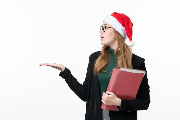 Cerca de joven mujer bonita con sombrero de Navidad aislado