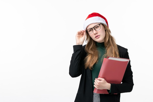 Cerca de joven mujer bonita con sombrero de Navidad aislado