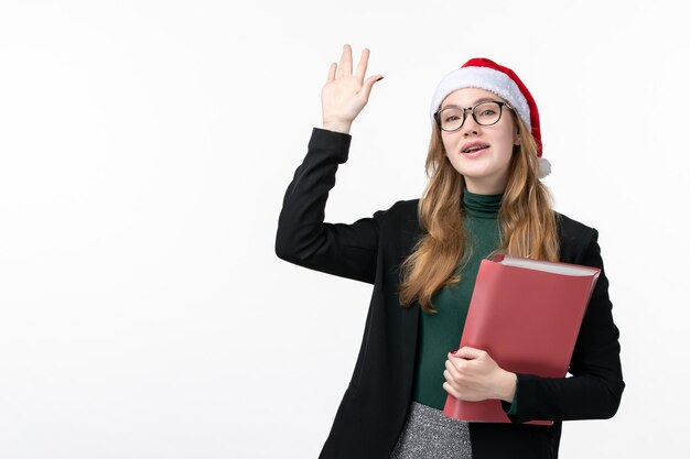 Cerca de joven mujer bonita con sombrero de Navidad aislado