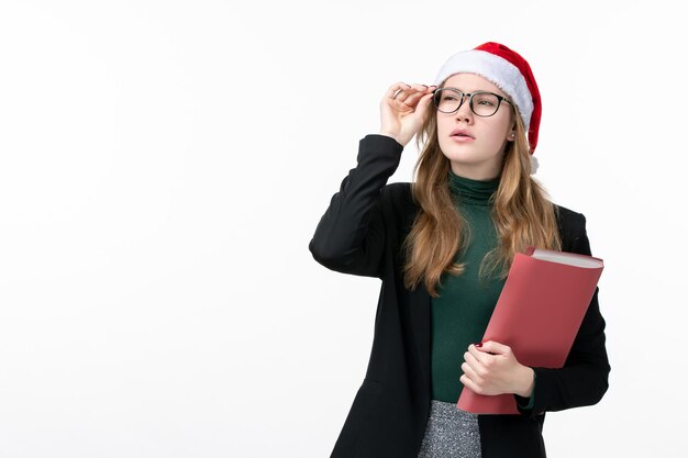 Cerca de joven mujer bonita con sombrero de Navidad aislado