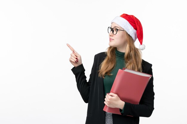 Cerca de joven mujer bonita con sombrero de Navidad aislado