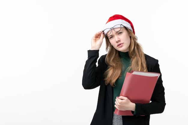 Cerca de joven mujer bonita con sombrero de Navidad aislado