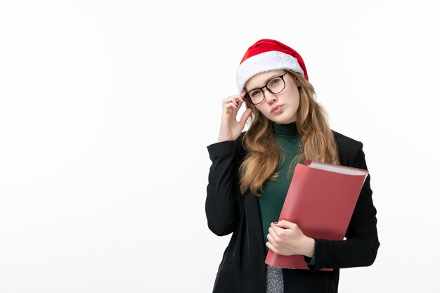 Cerca de joven mujer bonita con sombrero de Navidad aislado