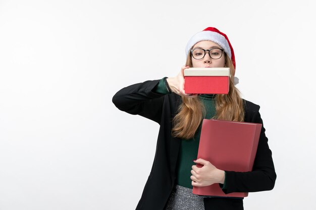 Cerca de joven mujer bonita con sombrero de Navidad aislado