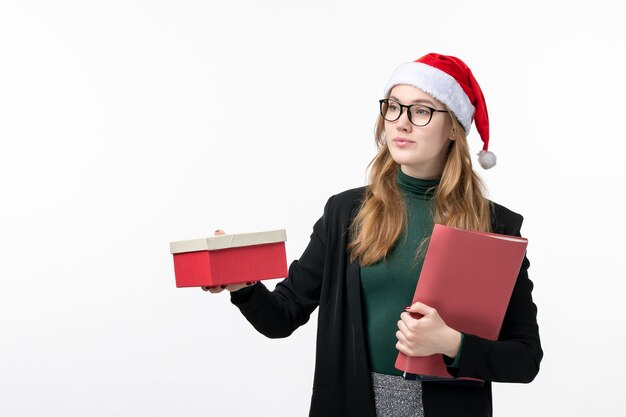 Cerca de joven mujer bonita con sombrero de Navidad aislado