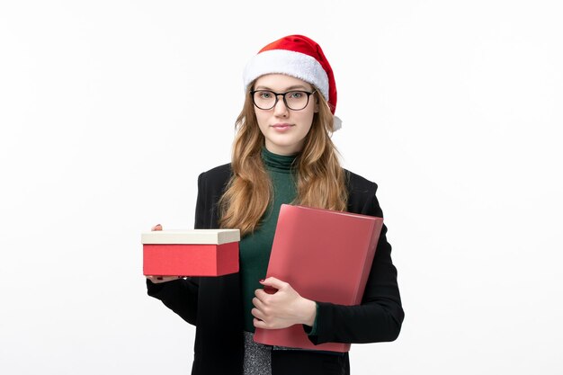 Cerca de joven mujer bonita con sombrero de Navidad aislado