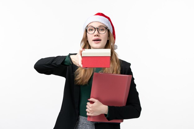 Cerca de joven mujer bonita con sombrero de Navidad aislado