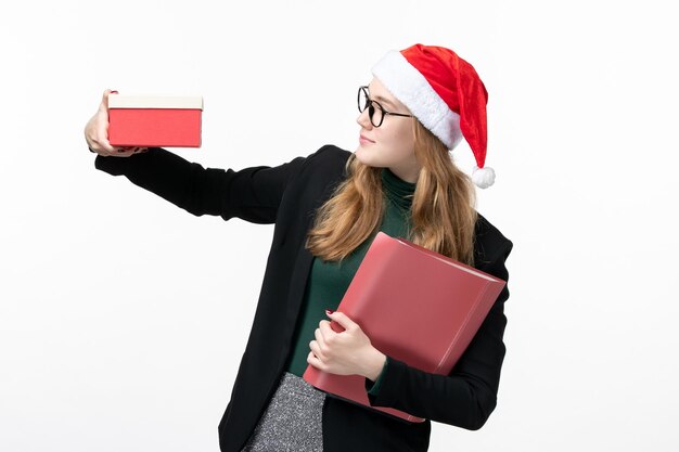 Cerca de joven mujer bonita con sombrero de Navidad aislado