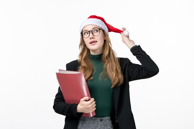 Cerca de joven mujer bonita con sombrero de Navidad aislado