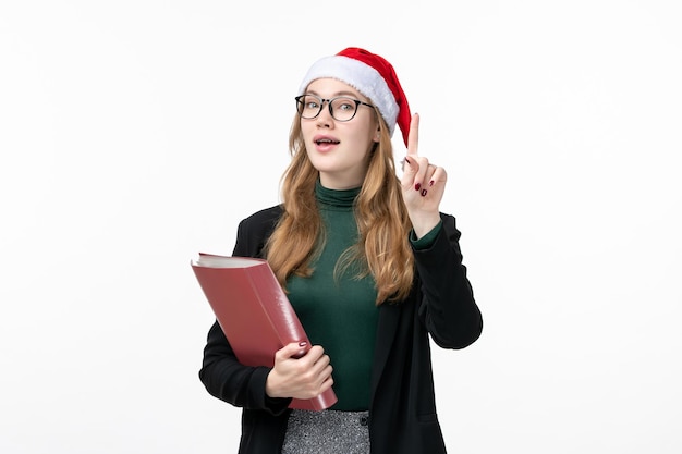 Cerca de joven mujer bonita con sombrero de navidad aislado