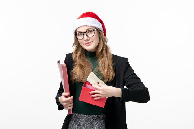 Cerca de joven mujer bonita con sombrero de Navidad aislado