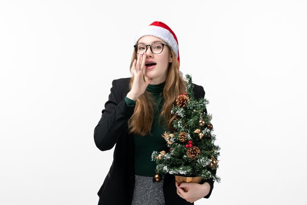 Cerca de joven mujer bonita con sombrero de Navidad aislado