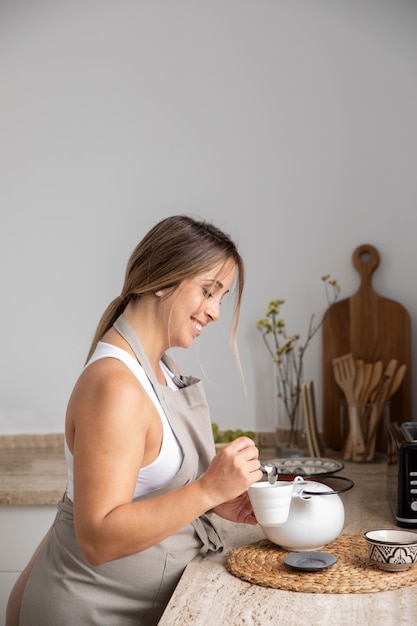 Foto gratuita cerca de joven mujer embarazada cocinando