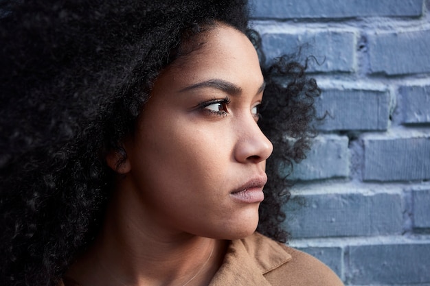 Cerca de joven negra con cabello afro