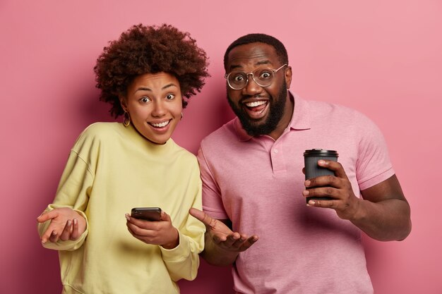 Cerca de la joven pareja pasar tiempo juntos