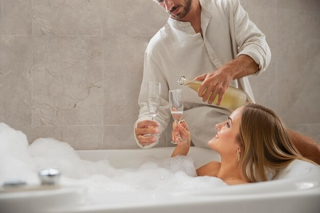 Cerca de la joven pareja tomando un baño