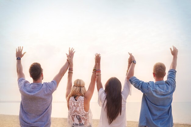 Cerca de jóvenes amigos divirtiéndose en la playa