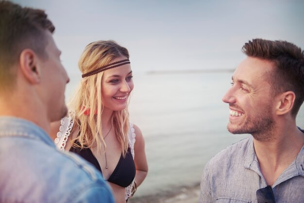 Cerca de jóvenes amigos divirtiéndose en la playa