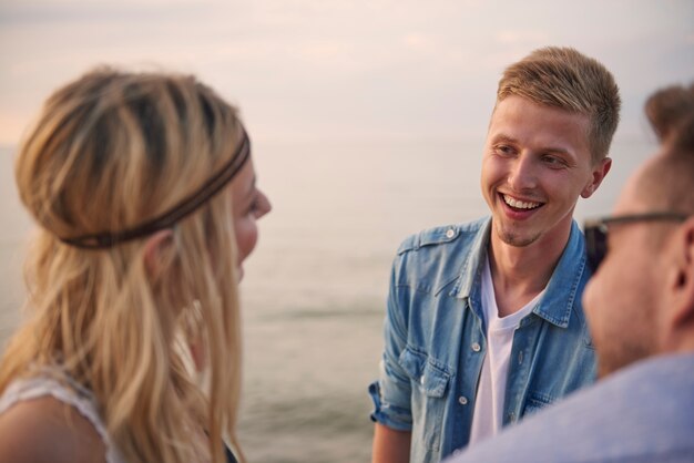 Cerca de jóvenes amigos divirtiéndose en la playa