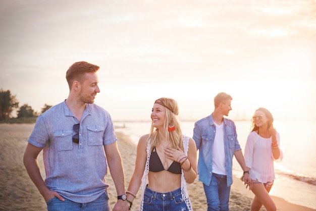 Cerca de jóvenes amigos divirtiéndose en la playa