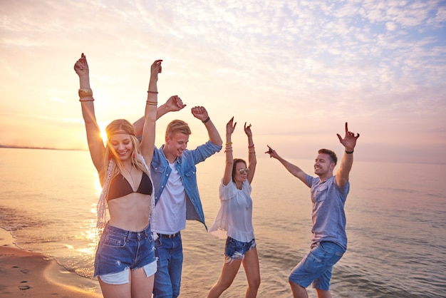 Cerca de jóvenes amigos divirtiéndose en la playa