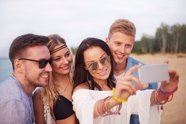 Cerca de jóvenes amigos divirtiéndose en la playa